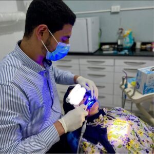 دكتور عاصم جميل… خبرة طبية ولمسة إنسانية في عالم طب الأسنان في عالم تتطور فيه تقنيات طب الأسنان يومًا بعد يوم، يبرز اسم الدكتور عاصم جميل كأحد الأطباء الذين جمعوا بين الكفاءة العلمية والاهتمام الإنساني بالمريض. يُعرف د. عاصم جميل بدقته في التشخيص وحرصه على استخدام أحدث التقنيات العلاجية في مجال تجميل وعلاج الأسنان، مما ساهم في بناء ثقة كبيرة بينه وبين مرضاه. ويؤمن بأن الابتسامة ليست مجرد مظهر جمالي، بل انعكاس مباشر لصحة الإنسان وثقته بنفسه. رؤية طبية متطورة يعتمد د. عاصم جميل على أحدث بروتوكولات العلاج في: حشوات وتجميل الأسنان تركيبات الأسنان الثابتة والمتحركة علاج الجذور تبييض الأسنان بأحدث الأجهزة تصميم الابتسامة (Hollywood Smile) اهتمام بالتفاصيل وراحة المريض يحرص د. عاصم على توفير بيئة علاجية آمنة ومريحة، مع شرح واضح للحالة وخطة العلاج، مما يخفف من قلق المرضى ويجعل تجربة العلاج أكثر اطمئنانًا. رسالة إنسانية قبل أن تكون مهنية لا يقتصر دوره على العلاج فقط، بل يسعى دائمًا لنشر ثقافة العناية بصحة الفم والأسنان، مؤكدًا أن الوقاية هي الأساس، وأن الزيارة الدورية لطبيب الأسنان توفر الكثير من الوقت والتكلفة مستقبلاً. في النهاية، يظل النجاح الحقيقي لأي طبيب هو رضى المرضى وثقتهم، وهي الثروة الحقيقية التي استطاع د. عاصم جميل أن يبنيها عبر سنوات من العمل الجاد والإخلاص.